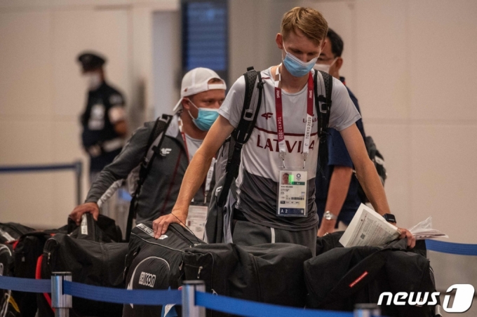 지난 19일(현지시간) 올림픽에 참석하기 위해 도쿄 국제공항에 라트비아 선수들이 도착하고 있다./사진=뉴스1