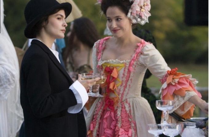 영화 '코코샤넬'의 한장면. 코르셋에 레이스가 달린 드레스를 입은 당시 여성과 남성복같은 실용적인 옷을 입은 샤넬의 대비. 