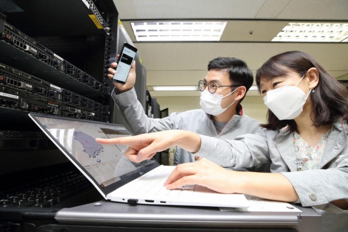  KT 융합기술원 직원이 Q-SDN을 통해 양자암호 네트워크를 모니터링 및 점검하는 모습. /사진=KT