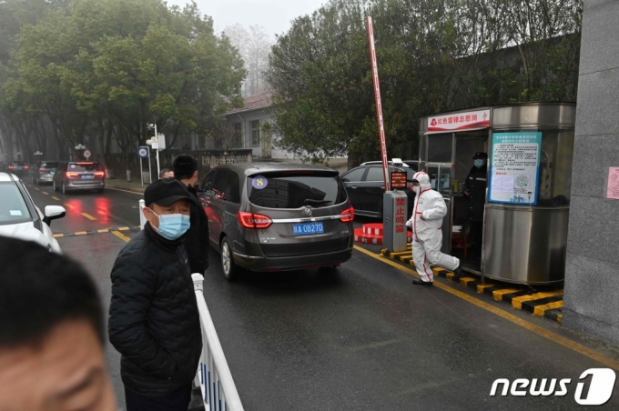 (우한 AFP=뉴스1) 우동명 기자 =지난 2월1일 (현지시간) 코로나19의 기원을 밝히기 위해 중국을 방문한 WHO 조사단이 후베이성 우한에 있는 질병통제센터에 도착을 하고 있다.  (C) AFP=뉴스1  