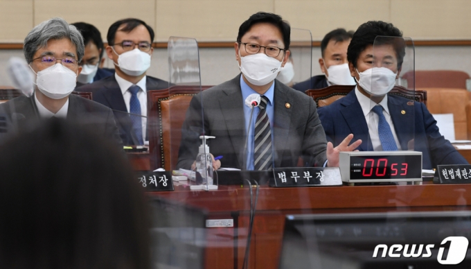 박범계 법무부 장관(가운데)이 22일 국회에서 열린 법제사법위원회 전체회의에서 의원들의 질의에 답변하고 있다. /사진=뉴스1.