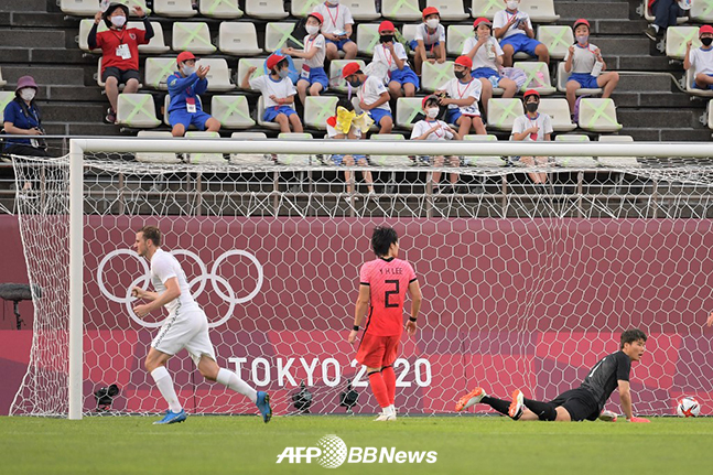 22일 일본 가시마 이바라키 스타디움에서 열린 뉴질랜드와 2020 도쿄올림픽 조별리그 1차전에서 크리스 우드에게 선제 실점을 허용한 장면. /AFPBBNews=뉴스1