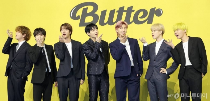 지난 5월 새 싱글앨범 'Butter' 발매 기념 쇼케이스에 참석한 그룹 방탄소년단(BTS, 뷔 슈가 진 정국 RM 지민 제이홉)/사진=머니투데이 DB