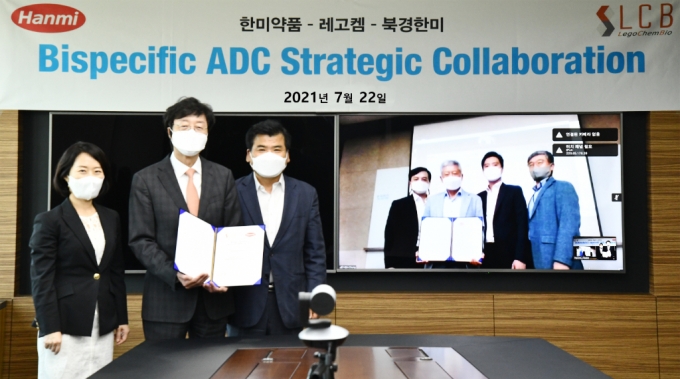 지난 22일 권세창 한미약품 대표(왼쪽에서 두번째)와 김용주 레고켐바이오사이언스 대표(오른쪽에서 세번째)를 비롯해 두 회사 임원들이 공동연구개발 협약 체결 뒤 사진 촬영을 하고 있다. /사진제공=한미약품 