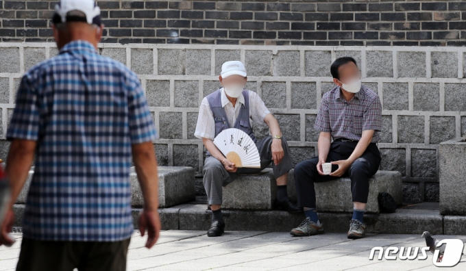 지난 20일 서울 종로구 탑골공원에서 어르신들이 그늘에서 휴식을 취하고 있다. /사진=뉴스1