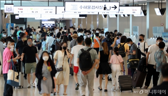 [사진]여행객들로 붐비는 김포공항 국내선