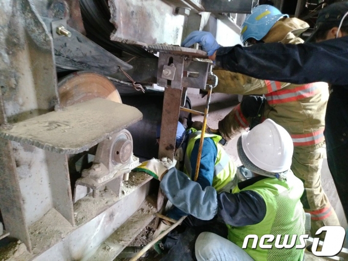인천 한 골재공장에서 70대 남성이 컨베이어 벨트에 끼이는 사고가 발생했다. 구조대가 구조작업을 벌이고 있는 모습/사진=뉴스1