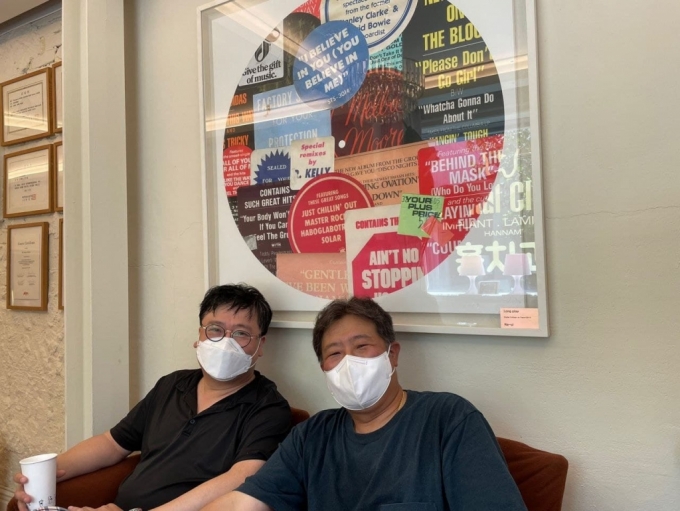 윤선원 PD(왼쪽)과 남민준 명예기자. 2021년 7월21일 서울 용산구의 한 사무실에서. /사진=남민준  