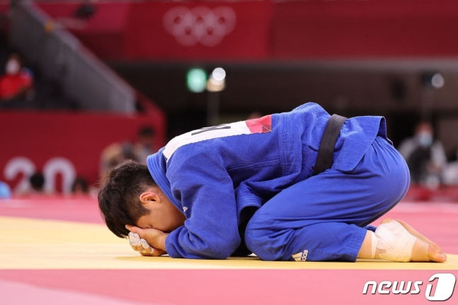 안바울이 25일 도쿄 무도관에서 열린 도쿄올림픽 유도 남자 66kg 동메달 결정전에서 이탈리아의 마누엘 롬바르도를 상대로 한판승을 거둔 후 기뻐하고 있다. /사진=뉴스1