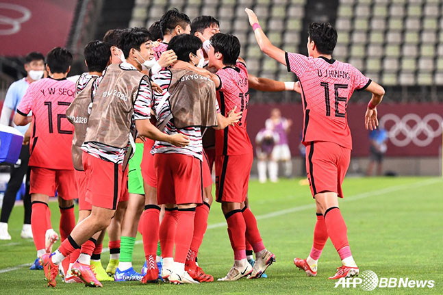 25일 일본 이바라키 가시마 스타디움에서 열린 루마니아와 남자축구 조별리그 2차전 4-0 승리 이후 기뻐하고 있는 축구대표팀 선수들. /AFPBBNews=뉴스1