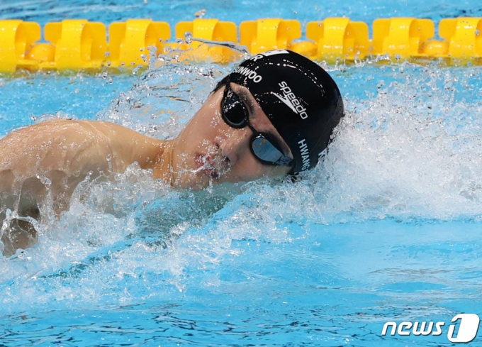수영 황선우 선수가 26일 도쿄 아쿠아틱스 센터에서 열린 남자 200m 자유형 준결승전에서 힘차게 헤엄을 치고 있다. /사진=뉴스1  