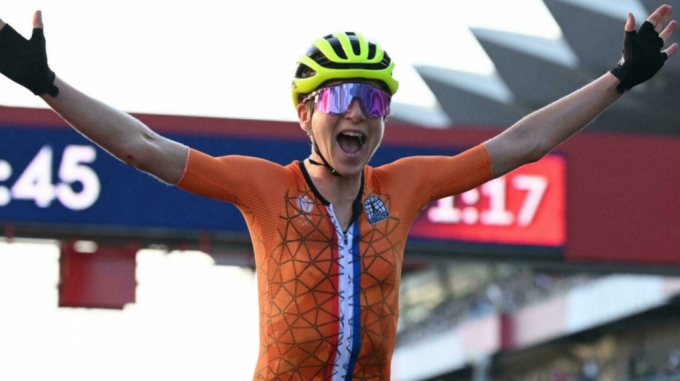 도쿄 올림픽 사이클 여자 개인도로에서 2위를 차지한 선수가 자신이 금메달인 줄 착각하고 포효하는 장면이 포착됐다. 사진은 은메달을 차지한 아나믹 판 플로텐. /사진=AFP/뉴시스