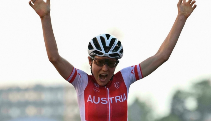 도쿄 올림픽 사이클 여자 개인도로에서 금메달을 목에 건 오스트리아의 안나 키젠호퍼. /사진=AFP/뉴시스