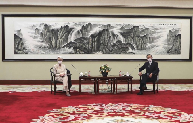  [톈진=AP/뉴시스] 미국 국무부가 제공한 사진으로 26일 웬디 셔먼 부장관(왼쪽)이 중국 톈진에서 중국의 왕이 외교부장을 만나 회담에 앞서 포즈를 취하고 있다.  2021. 7. 26.