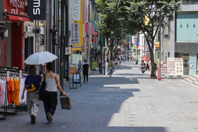 수도권의 사회적 거리두기 4단계가 시행 중인 지난 26일 오후 서울 중구 명동 거리가 한산한 모습을 보이고 있다./사진=뉴시스