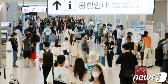 지난 26일 서울 강서구 김포공항 국내선 탑승 수속대에 여행을 떠나는 시민들로 북적이고 있다./사진=뉴스1