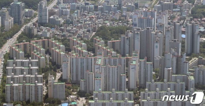 (서울=뉴스1) 임세영 기자 = 26일 KB국민은행 리브부동산에 따르면 7월 서울 아파트 평균 매매가격은 11억5751만원으로 6월보다 1468만원 오른 수준이다. 권역별로 강북 지역(한강 이북 14개구)은 9억1460만원, 강남권(한강 이남 11개구)은 13억7101만원으로 집계됐다. 두 권역은 1개월 전보다 각각 1170만원, 1730만원 상승했다. 사진은 이날 서울 송파구 롯데월드타워 서울스카이에서 바라본 서울 시내 아파트 단지 모습. 2021.7.26/뉴스1  