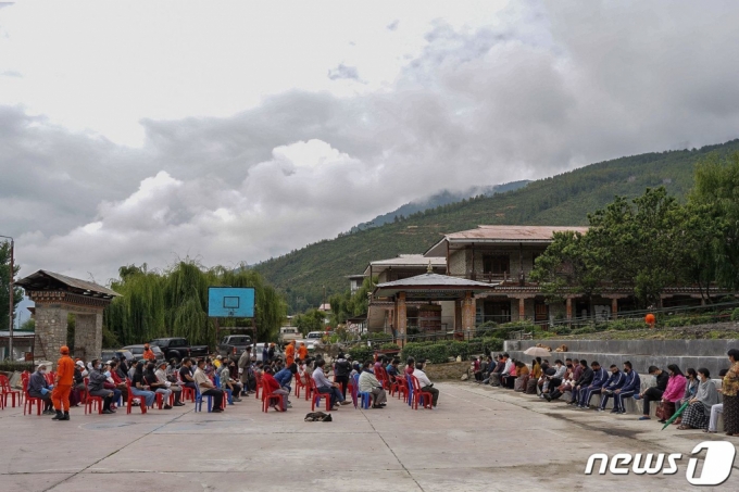20일(현지시간) 부탄의 수도 팀부에 마련된 코로나19 백신 접종 센터에서 시민들이 백신을 맞기 위해 줄을 서 있다.  /AFP=뉴스1  