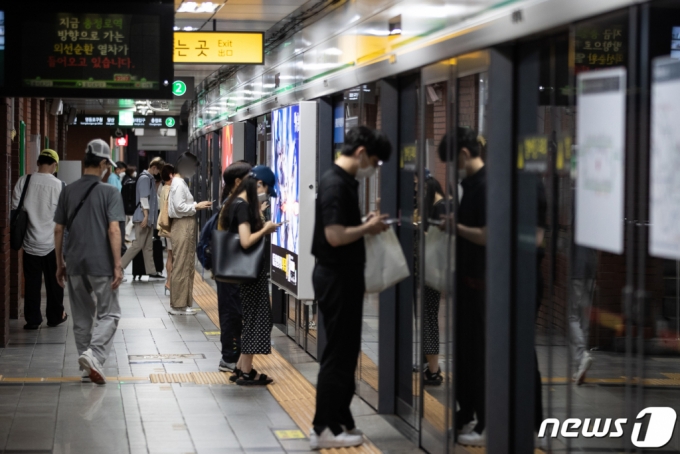 서울 지하철을 기다리는 승객들의 모습/사진=뉴스1