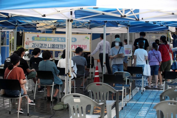29일 서울 은평구보건소에 설치된 선별진료소에서 시민들이 검사를 받기 위해 대기하고 있다. /사진=뉴시스