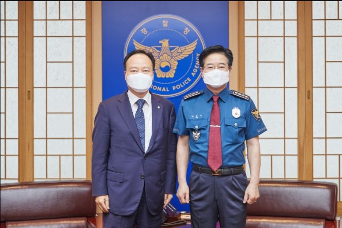 이남쳘 법무사협회장(왼쪽)과 김창룡 경찰청장./사진= 법무사협회