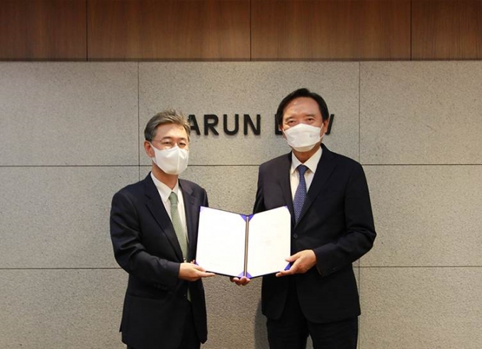 이채원 라이프자산운용 이사회의장(왼쪽)과 김현웅 바른 대표변호사가 ESG향상펀드 운용 협약서에 서명한 후 기념사진을 촬영하고 있다. 