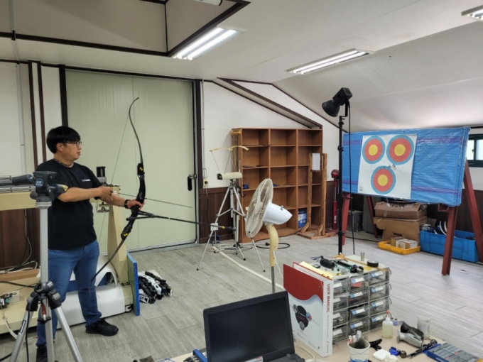 30일 양궁용 활 제작기업 '윈엔윈'의 개발실에서 완성된 제품의 내구도 테스트가 진행되고 있다. / 사진 = 오진영 기자