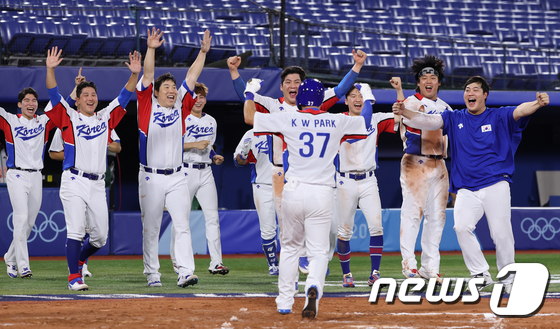야구 대표팀 선수들이29일 오후 일본 요코하마 스타디움에서 열린 '2020 도쿄올림픽' 대한민국과 이스라엘의 야구경기에서 승리를 거둔 후 기뻐하고 있다./사진=뉴스1