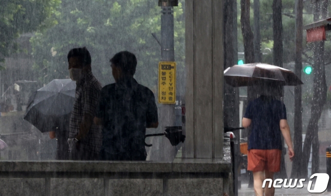 1일 오전 서울 서대문구의 한 거리에서 시민들이 잠시 비를 피하고 있다.  /사진제공=뉴스1