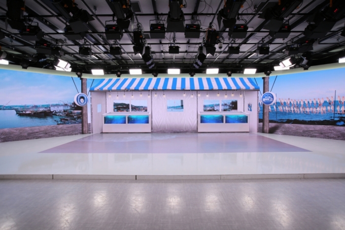  신세계TV쇼핑의 디지털 스튜디오가 수산물 판매 방송을 위해 스크린에 '수산물 가게'를 구현했다. /사진제공= 신세계TV쇼핑
