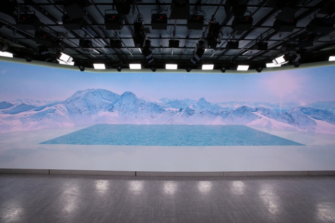신세계TV쇼핑의 디지털 스튜디오가 시원한 느낌을 주기 위해 스크린에 '빙하'를 구현했다. /사진제공= 신세계TV쇼핑