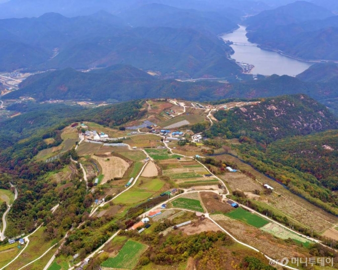 1962년 조성된 경북군위 화산마을은 농촌의 미래 발전 방향을 제시하는 희망의 마을로 유명하다.