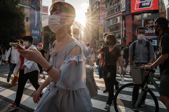 일본 도쿄 거리에서 시민들에 마스크 쓴 채 길을 걷고 있다./사진=AFP