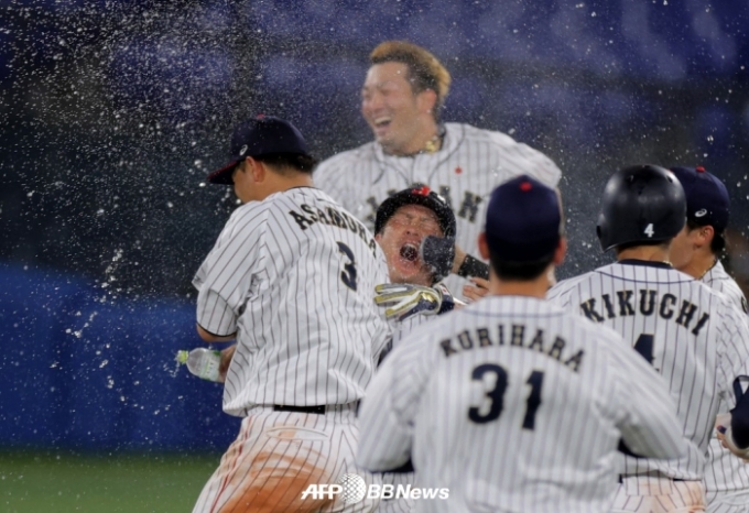 2일(한국시간) 미국전에서 끝내기 후 기뻐하는 일본 선수들. /AFPBBNews=뉴스1
