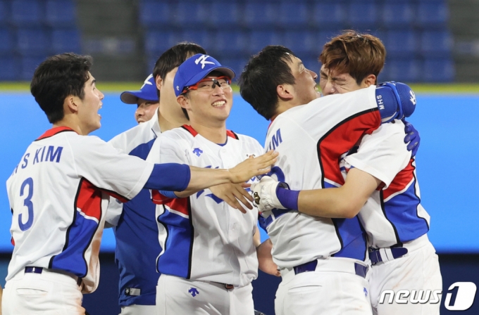 지난 1일 저녁 일본 가나가와현 요코하마 스타디움에서 열린 '2020 도쿄올림픽' 대한민국과 도미니카공화국의 야구경기에서 9회말 역전승을 거둔 한국 대표팀 선수들이 기뻐하고 있다. /사진=뉴스1