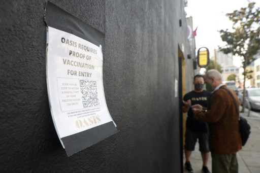 지난달 29일(현지시간) 미국 캘리포니아주 샌프란시스코에 있는 클럽 '오아시스' 앞에 백신 접종자만 출입이 가능하다는 안내문이 붙어 있다./사진=AFP