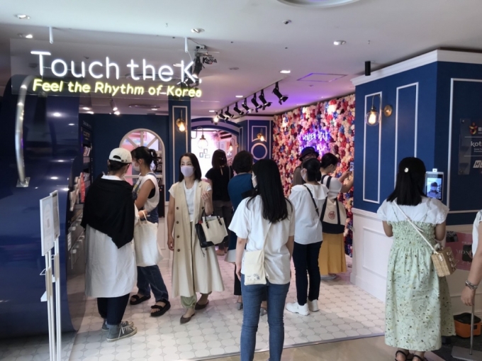 일본 후쿠오카에 마련된 한국 트렌드 체험관 ‘Touch the K’ 행사장에 일본 젊은층이 방문한 모습. /사진=한국관광공사