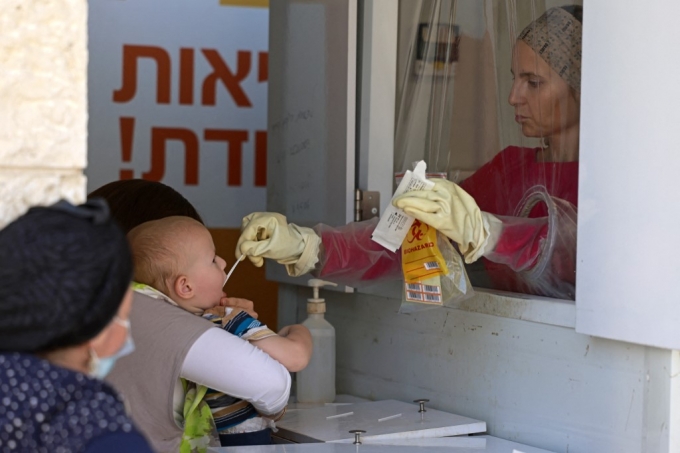 1일(현지시간) 이스라엘 예루살렘에서 한 어린이가 코로나19 검사를 받고 있다./사진=AFP