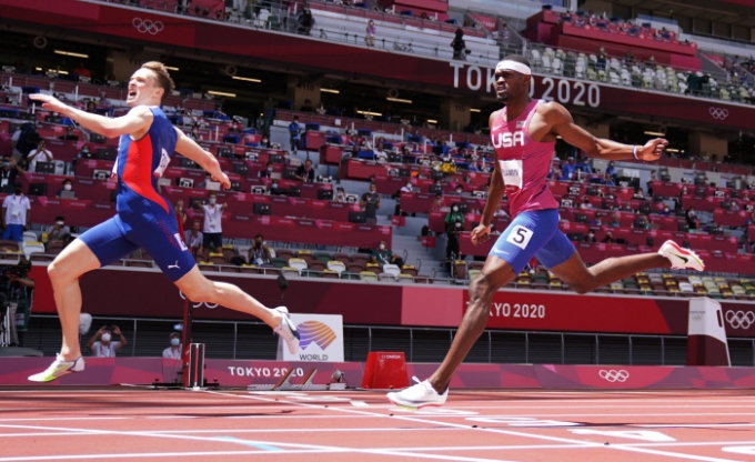 지난 3일 2020 도쿄올림픽 육상 남자 400m 허들 결선에서 카르스텐 바르홀름(25·노르웨이)이 45초94의 세계 신기록으로 금메달을 차지했다. 라이 벤저민(24·미국)은 46초17의 기록으로 간발의 차로 은메달을 목에 걸었다. /사진제공=로이터/뉴스1