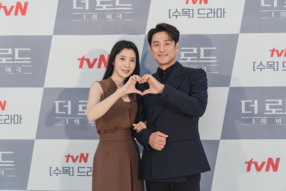 윤세아(왼쪽) 지진희, 사진제공=tvN