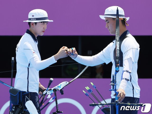 2020 도쿄 올림픽 양궁 혼성전에서 금메달을 딴 안산 선수와 김제덕 선수 /사진=뉴스1