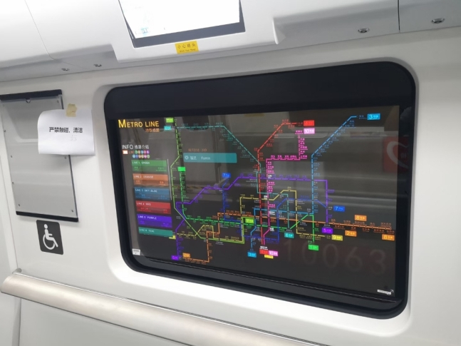 중국 심천 지하철에 설치된 LG디스플레이 55인치 투명 OLED에 표기된 지하철 노선도/사진제공=LG디스플레이