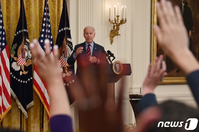 (워싱턴 AFP=뉴스1) 우동명 기자 = 조 바이든 미국 대통령이 3일 (현지시간) 워싱턴 백악관에서 연설 중 취재진의 질문을 받고 있다.  (C) AFP=뉴스1  