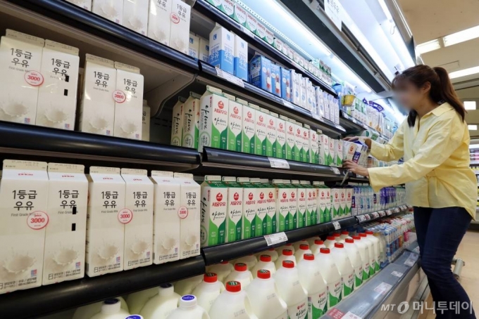 서울 시내의 한 대형마트에서 고객들이 우유 제품을 살펴보고 있다.  /사진=이기범 기자 leekb@