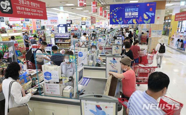 5일 오후 서울 시내의 한 대형 마트에서 많은 시민들이 상품을 구매하고 있다.(기사와 직접 관련 없음) 2020.07.05. 뉴시스