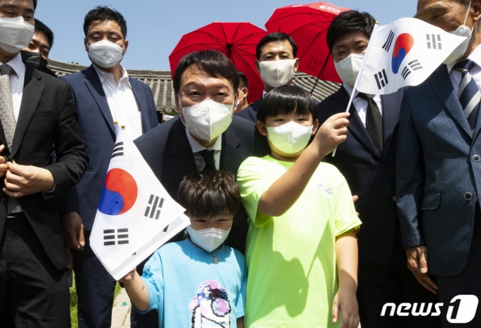 제76주년 광복절인 15일 효창공원을 찾은 윤석열 예비후보가 어린이들과 기념사진을 찍고 있다. /사진=뉴스1