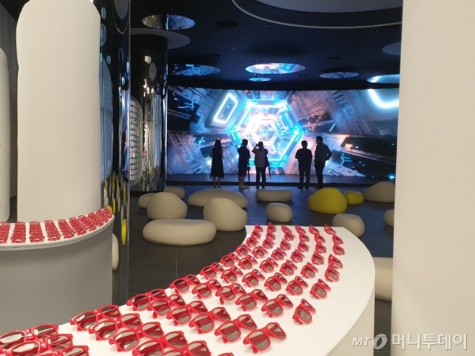 롯데백화점 동탄점 1층 '아이트 스퀘어'(ait square)에서 3D 버추얼 전시를 감상하는 고객들 /사진=이재은 기자 