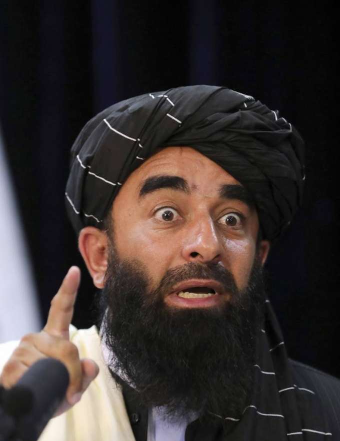  [카불=AP/뉴시스] 자비훌라 무자히드 탈레반 대변인이 17일(현지시간) 아프가니스탄 수도 카불에서 기자회견을 하고 있다. 무자히드 대변인은 탈레반은 내부나 외부의 적을 원치 않으며 아프간에 포괄적 정부를 구성해 안전 보장을 약속한다고 밝혔다. 2021.08.18.