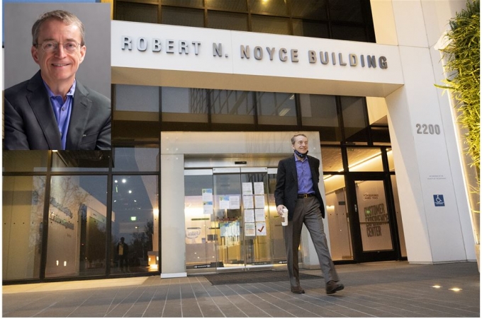팻 겔싱어 인텔 CEO가 창업자인 로버트 노이스의 이름을 딴 빌딩에서 걸어나오고 있다. 왼쪽 위 정면 사진/사진제공=인텔.