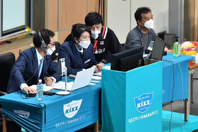비디오 판독을 하고 있는 유애자 한국배구연맹(KOVO) 경기 위원(왼쪽에서 두 번째)./사진=KOVO